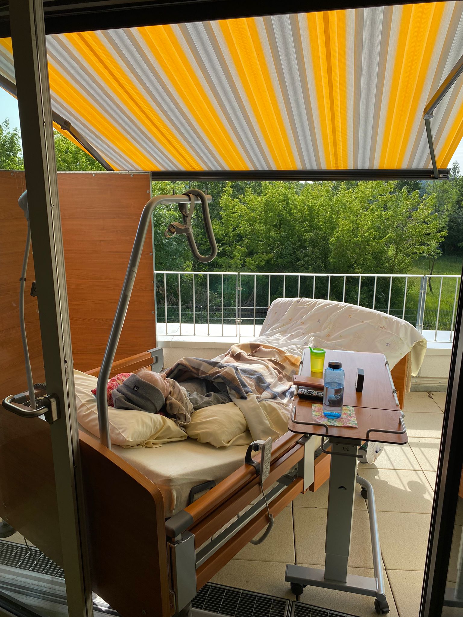 Unser Gast Heiko hat das Hospizmobil schon mal gezeichnet und baut ihn als kleines Modell.